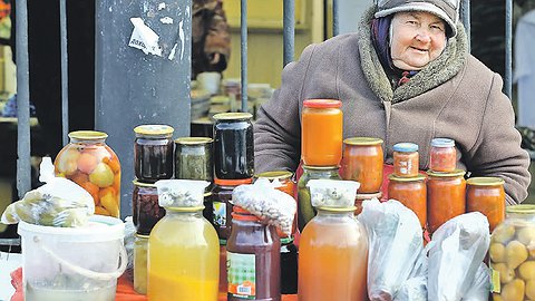 А вдоль дороги бабушки с банками стоят